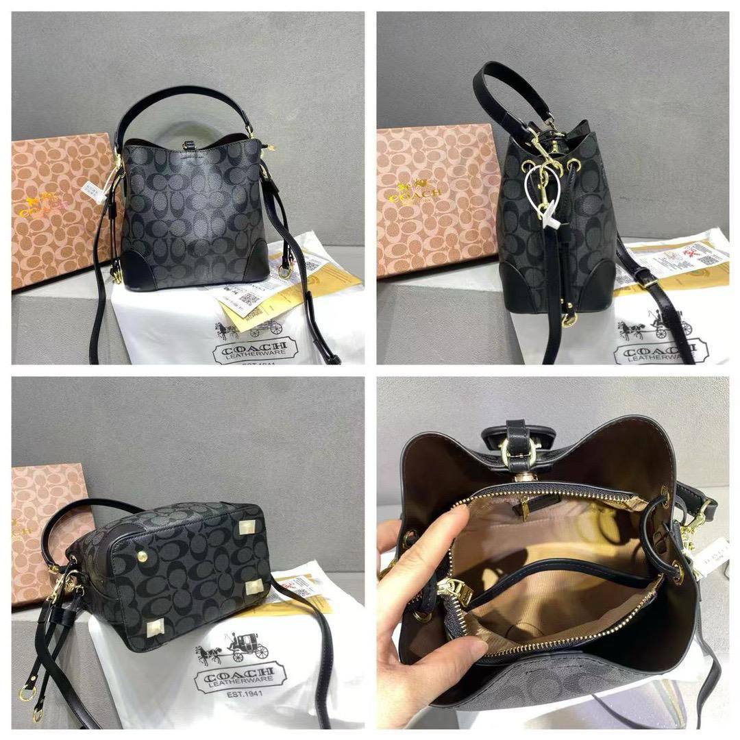 Coach
22.5*21.5*13.5 cm

90 dhs🪙🌨️

with box
🎁🎁🎁

Zain17
♥️♥️♥️