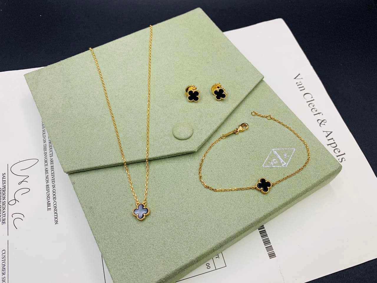VCA SET 
MINI SIZE
NECKLACE BRACELET EARRINGS
95 DHS🇦🇪🇦🇪💫✨💥
WITH SMALL BOX AND PAPER BAG VCA🎁🛍️

Zain89
♥️♥️♥️