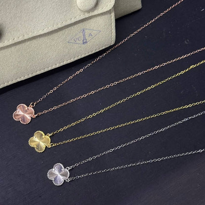 VCA ❤️‍🔥*
Necklace ✨
Stainless Steel 💯
With black boxes 📦 
20 dhs💓
With normal boxes 🗃️ 
And paper bag🛍️
30 dhs💓

Zain216
♥️♥️♥️