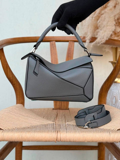 LOEWE
24cm
340 dhs🇦🇪🇦🇪
Top quality 
With box🎁

Zain167
♥️♥️♥️