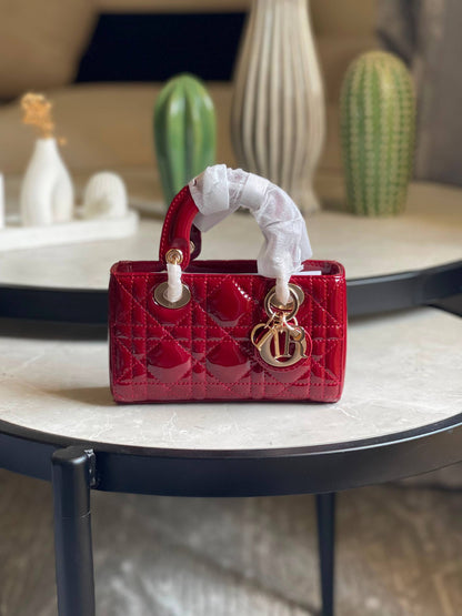 DIOR
Size- 16Cm💥
Available original box 📦 
With full packing 🎀🎀
Super high quality 💥💥
For Price 👇 WhatsApp✅
0568585901 
0507557372
0552275751 Owner Zain 👌

Zain283
♥️♥️♥️