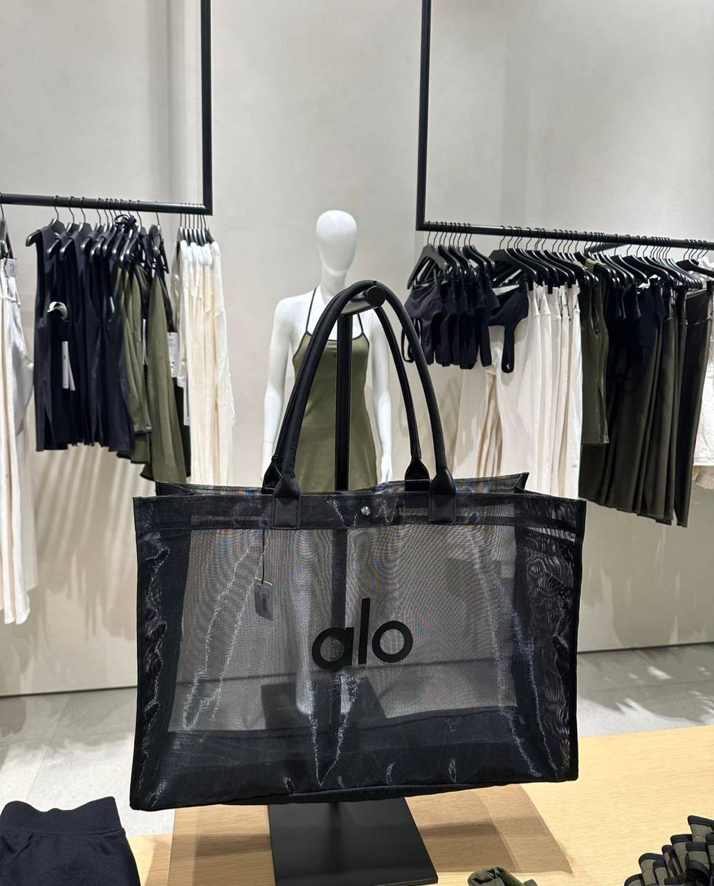 🏌️‍♂️ Alo Fashion bag
1️⃣ First quality 
Size : 50 * 35 cm
65 dhs❣️

Zain115
♥️♥️♥️