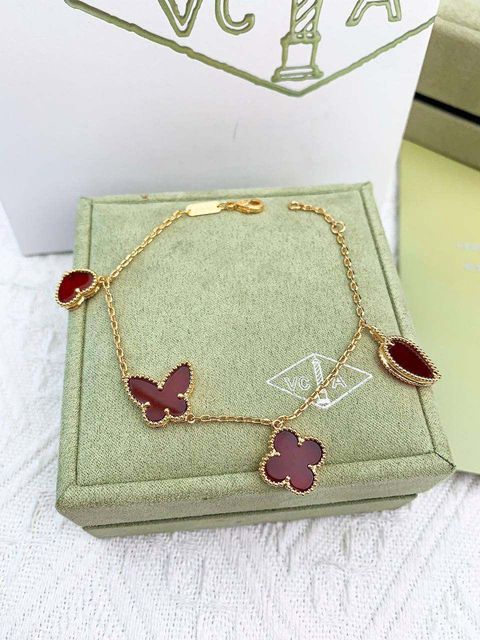 VCA SET ❤️‍🔥*
Necklace 🌊
Earring 🌸
Bracelet ❣️
Master quality 💯
With normal boxes 📦 
150 dhs🪙🌨️
With master box 🗃️ 
230 dhs🪙🌨️

Zain216
♥️♥️♥️