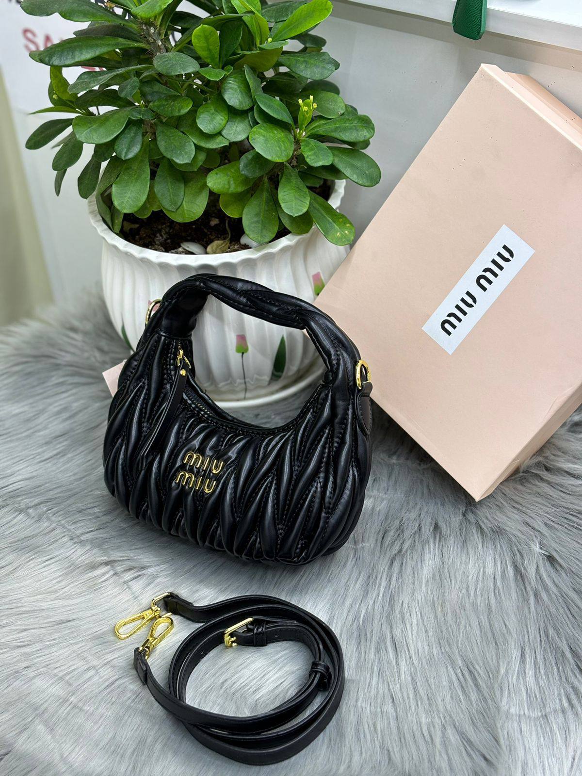 Miu Miu

with box
🎁🎁🎁

90 dhs🪙🌨️

Zain244
♥️♥️♥️