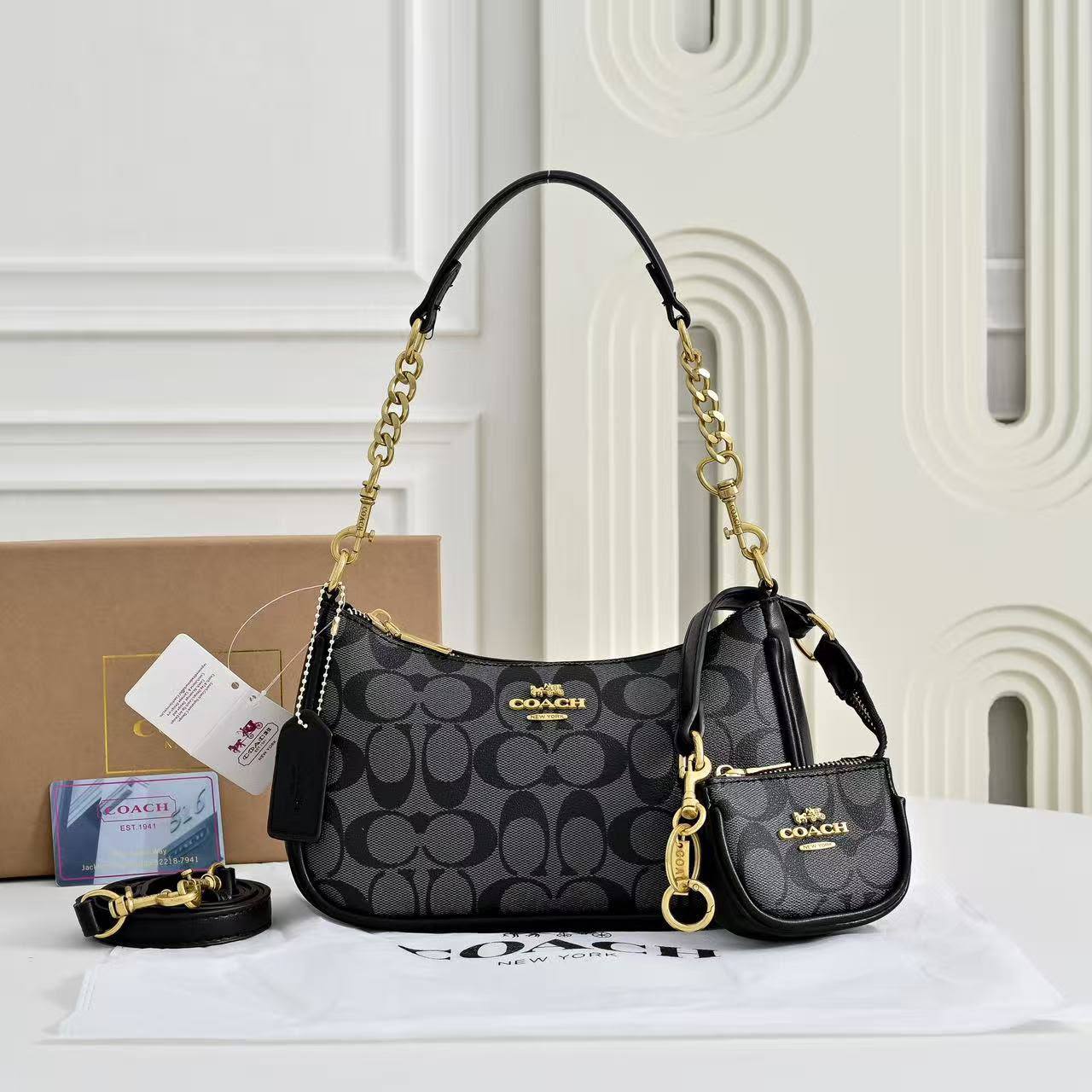 Coach
110 dhs🇦🇪🇦🇪
with box
size 24×7×14cm
with small bag and cherry

Zain42
♥️♥️♥️