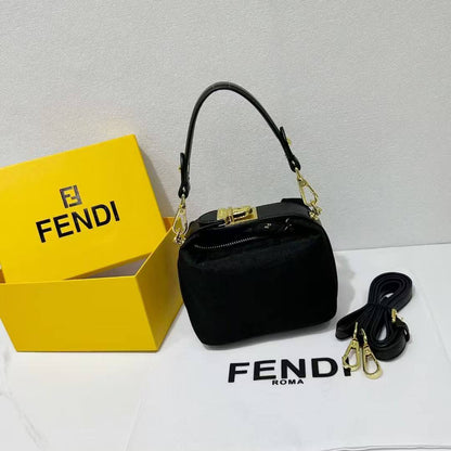 Fendi

Best quality

With box

90 DHS🇦🇪🇦🇪🇦🇪

size 16cm

Zain158
♥️♥️♥️