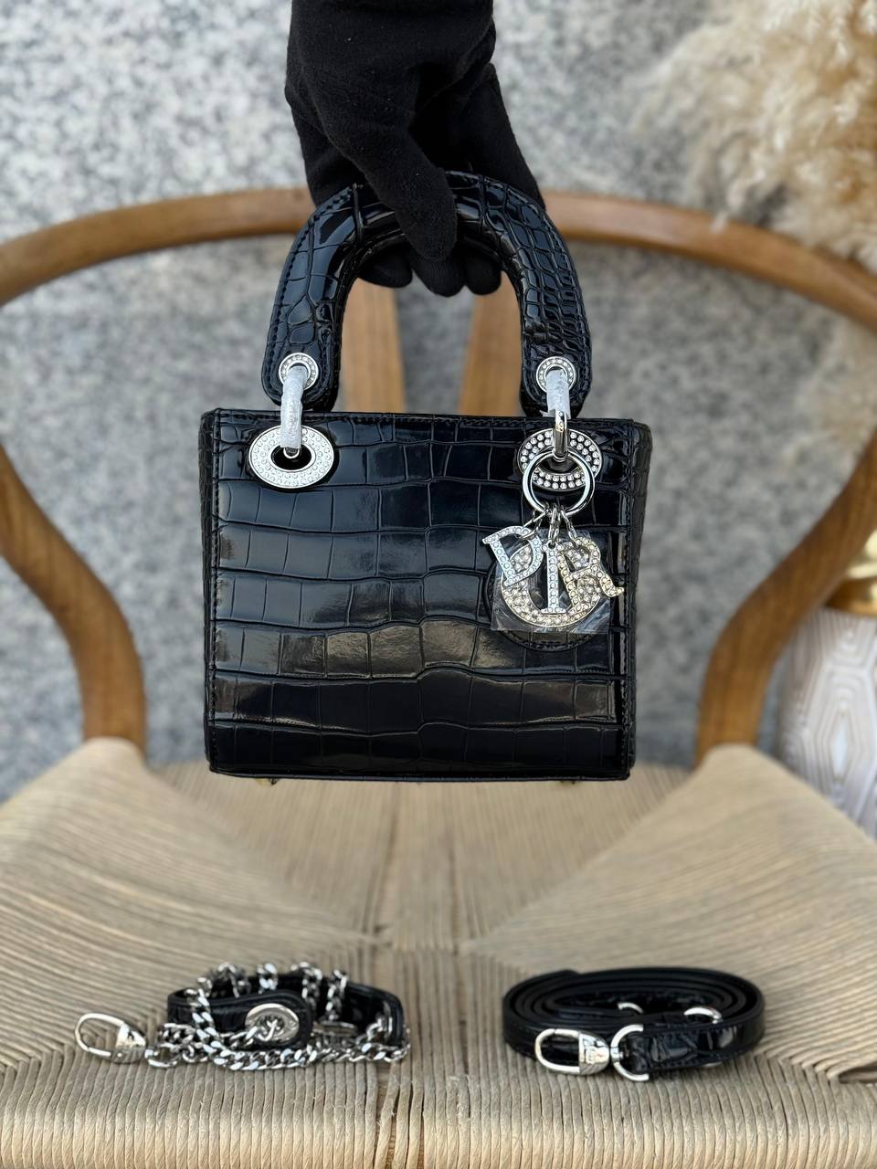 DIOR
17cm
310 dhs✅
Top quality 
With box🎁

Zain167
♥️♥️♥️