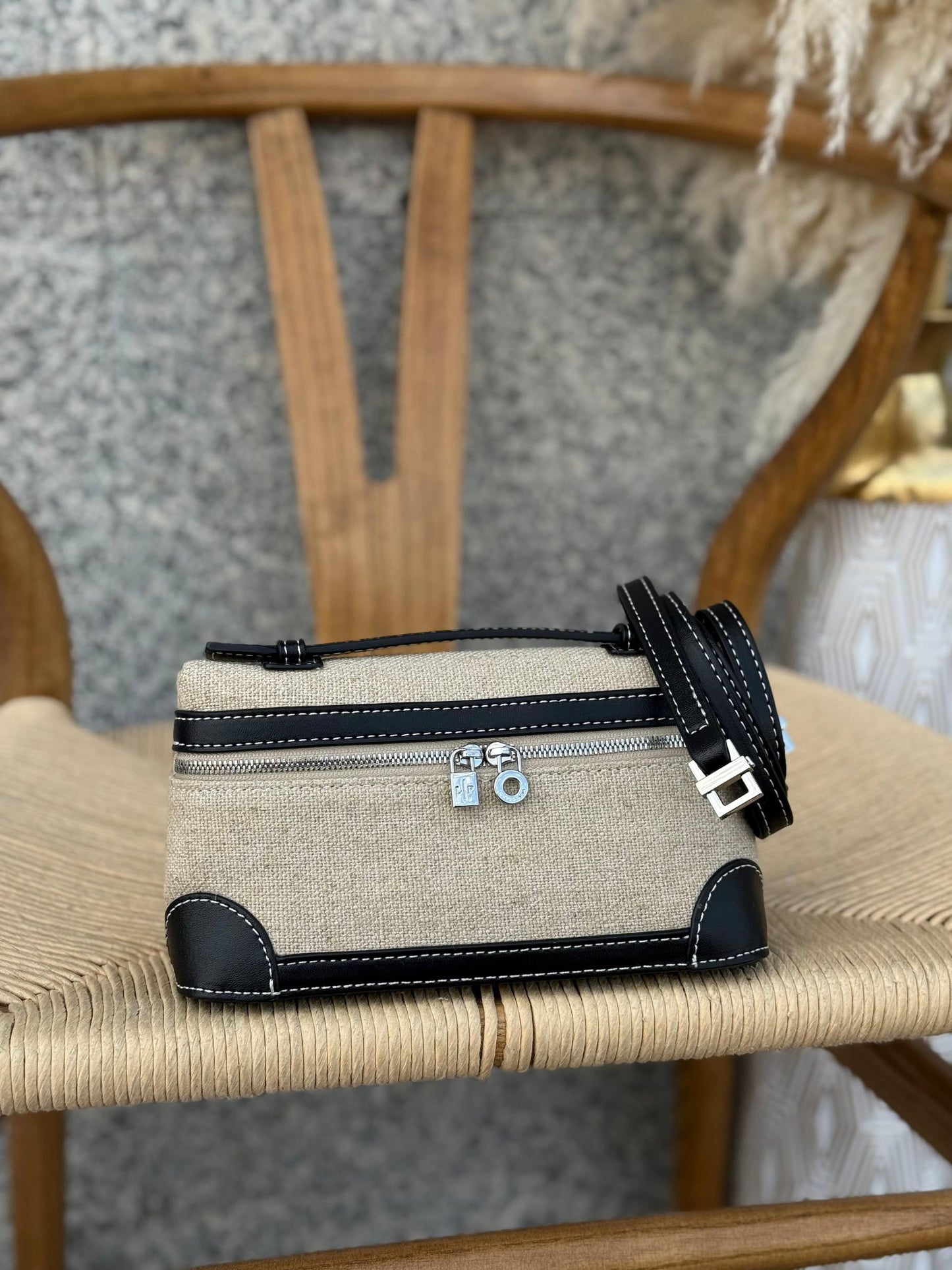 LORO PIANA
20cm
340 dhs🪙🌨️
Top quality 
With box🎁

Zain167
♥️♥️♥️