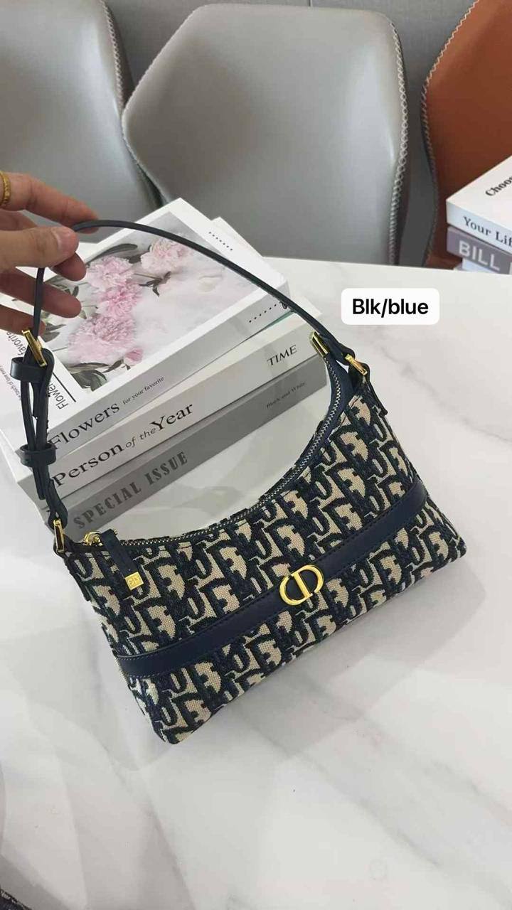🌸 Dior miss Caro
1️⃣ First Quality +🎁
Size: 24 * 14 cm
80 dhs❣️
with box 🎁

Zain115
♥️♥️♥️