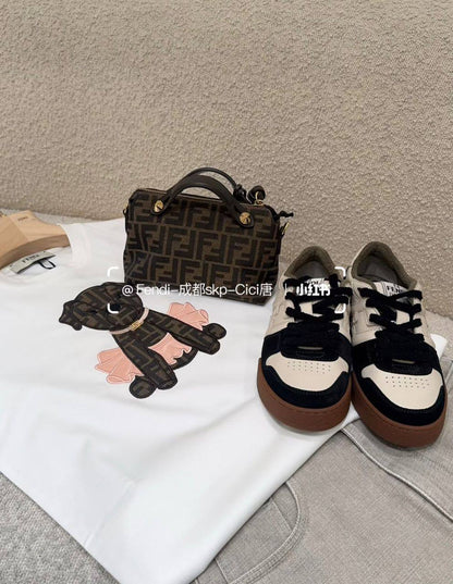 Fendi
100 dhs💓
SIZE：22cm
Good-quality 

with box
🎁🎁🎁

Zain35
♥️♥️♥️