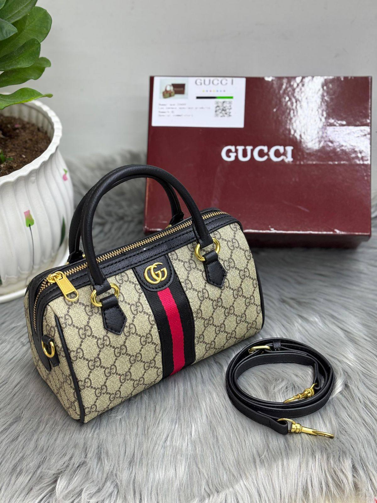 GUCCI
SIZE …….22CM🥰
90 dhs🗽
with BOX🌷

Zain244
♥️♥️♥️