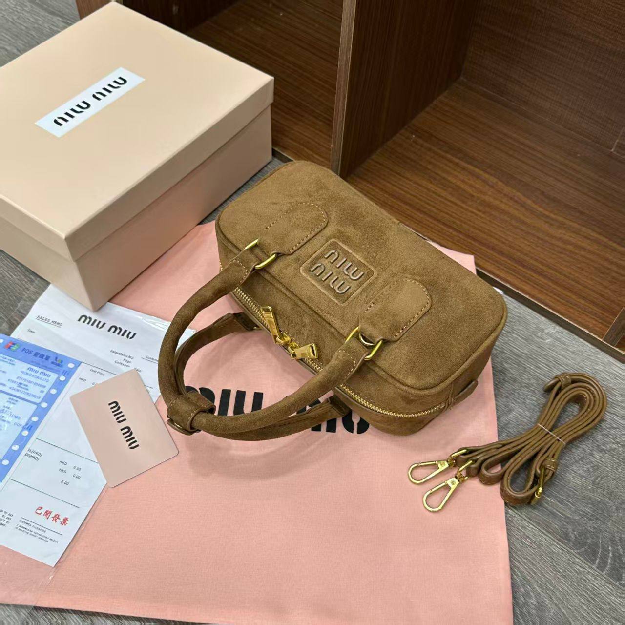 Miu Miu

with box
🎁🎁🎁

95 dhs❣️

Zain143
♥️♥️♥️