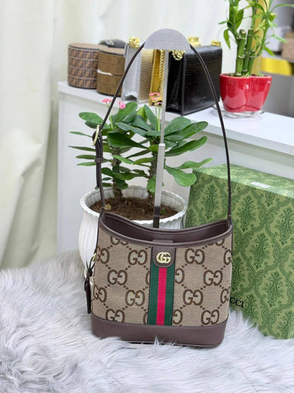 GUCCI
SIZE  ………24CM 🥰
95 dhs❣️
with BOX🌷

Zain51
♥️♥️♥️