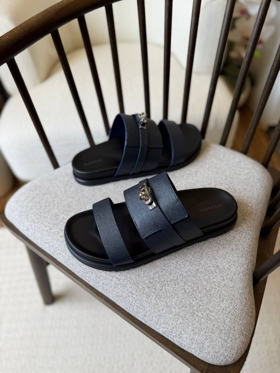 HERMES SLIPPER
*AAA QUALITY*
*size: 40 to 47*
450 dhs✅

Zain185
♥️♥️♥️