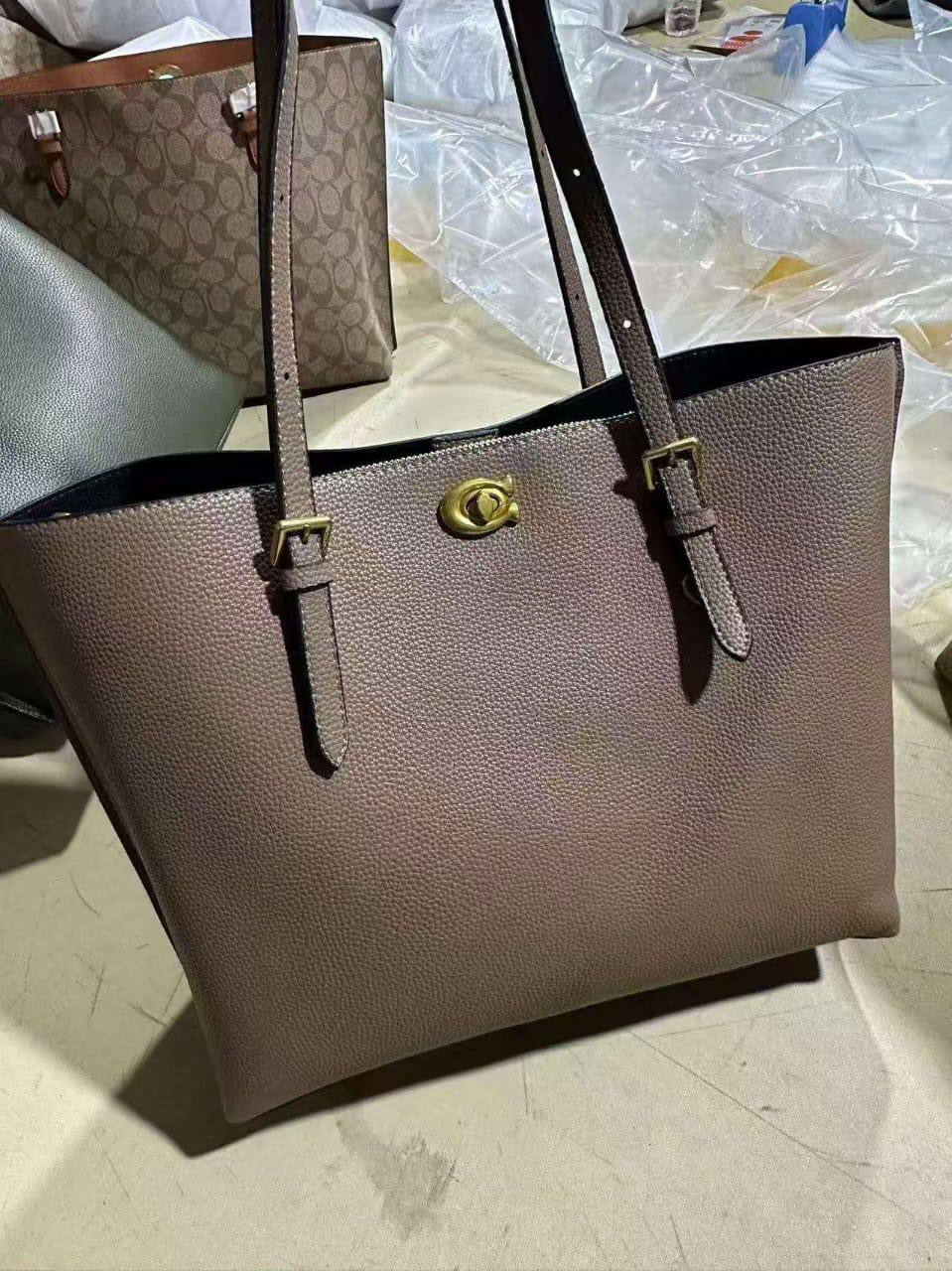 Coach
100 dhs✅

Zain203
♥️♥️♥️