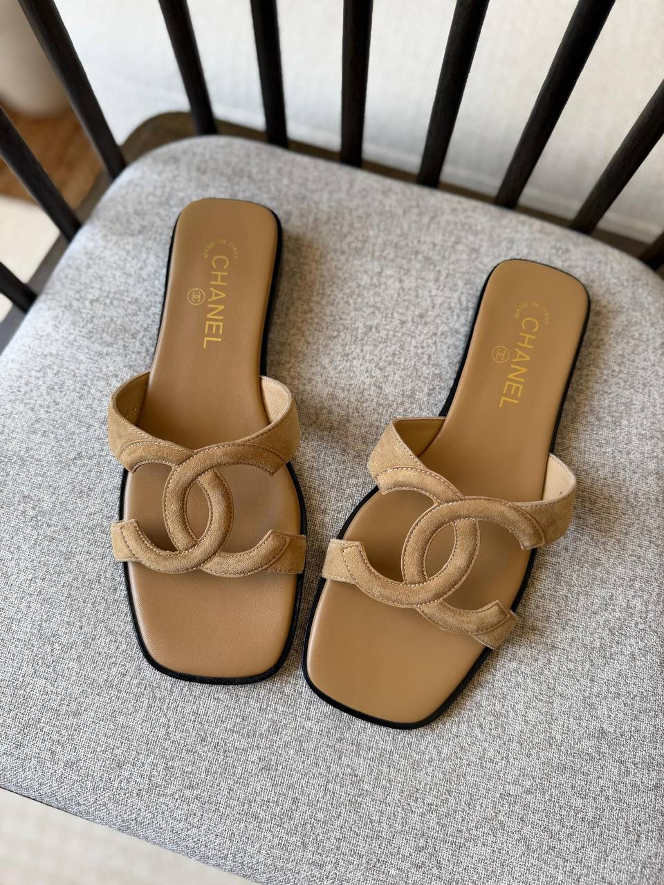 Chanel
𝑨𝑨𝑨 𝑸𝒖𝒂𝒍𝒊𝒕𝒚
𝑺𝒊𝒛𝒆 𝟑5 𝒕𝒐 𝟒2 
450 dhs✅

Zain81
♥️♥️♥️