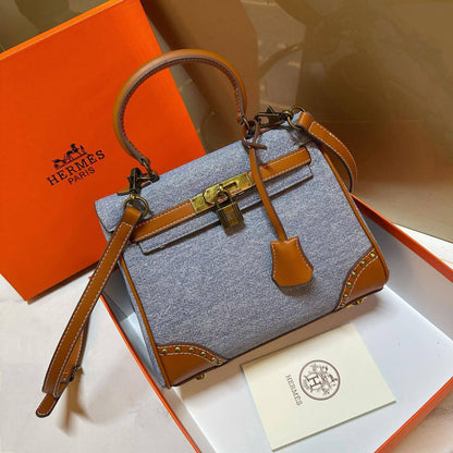 HERMES 
 MEDIUM SIZE GOOD QUALITY  WITH BOX 
100 dhs🇦🇪🇦🇪
Size:24cm

Zain17
♥️♥️♥️