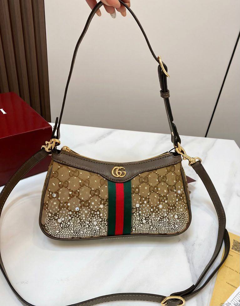 GUCCI
 COPY ONE 
SPECIAL OFFER 
WITH BOX 
140 dhs💓
Size:25cm

Zain295
♥️♥️♥️