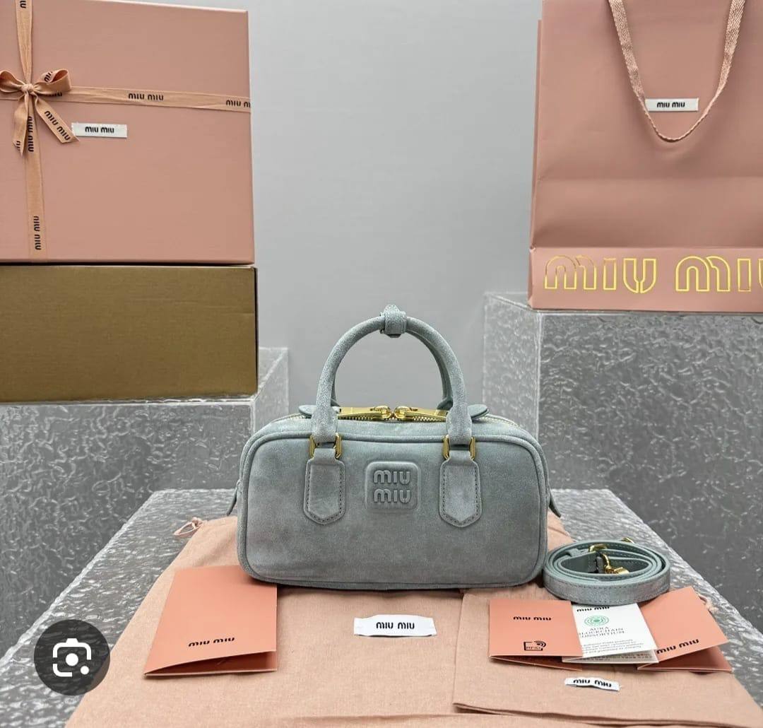 Miu Miu

with box
🎁🎁🎁

95 dhs❣️

Zain143
♥️♥️♥️