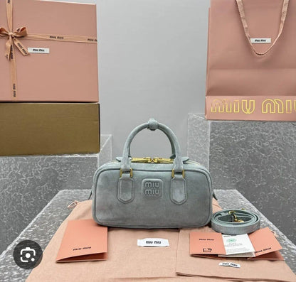 Miu Miu

with box
🎁🎁🎁

95 dhs❣️

Zain143
♥️♥️♥️