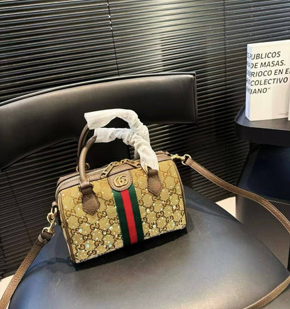 GUCCI 

COPY ONE NEW CAME 

WITH BOX 
🎁🎁🎁

205 dhs❣️

Zain39
♥️♥️♥️