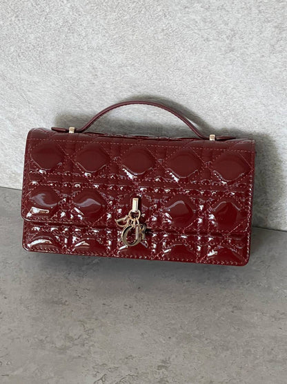 Dior 
𝐌𝐈𝐒𝐒 𝐃𝐈𝐎𝐑 𝐖𝐀𝐋𝐋𝐄𝐓 𝐎𝐍 𝐂𝐇𝐀𝐈𝐍 𝐏𝐀𝐓𝐄𝐍𝐓 𝐋𝐄𝐀𝐓𝐇𝐄𝐑 
850 dhs✅*🛍️👌

ETAG4
♥️♥️♥️