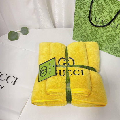 Brand 
Towels  
Good quality 
2 set
With paper 💼 
50 dhs💛

Zain99
♥️♥️😂