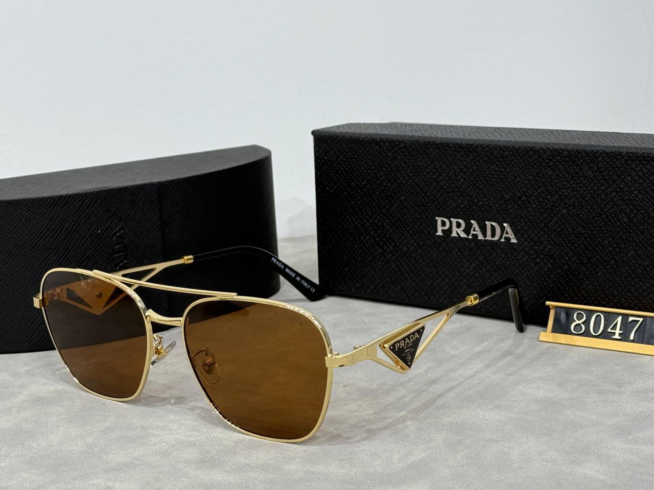 PRADA 
Sunglasses 🕶️ 
Good quality 💯 
Master box 🗃️ 
50 dhs❤️

Zain273
♥️♥️♥️