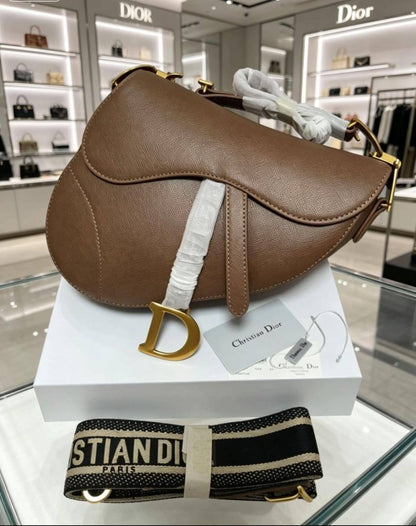 Dior
100 dhs✅
small size:19*5.5*15.5
Wear leather shoulder straps

110 dhs✅
Big size:25*6.5*19
Knitted shoulder straps
with box
Good quality, all hardware is thickened

Zain07
♥️♥️♥️