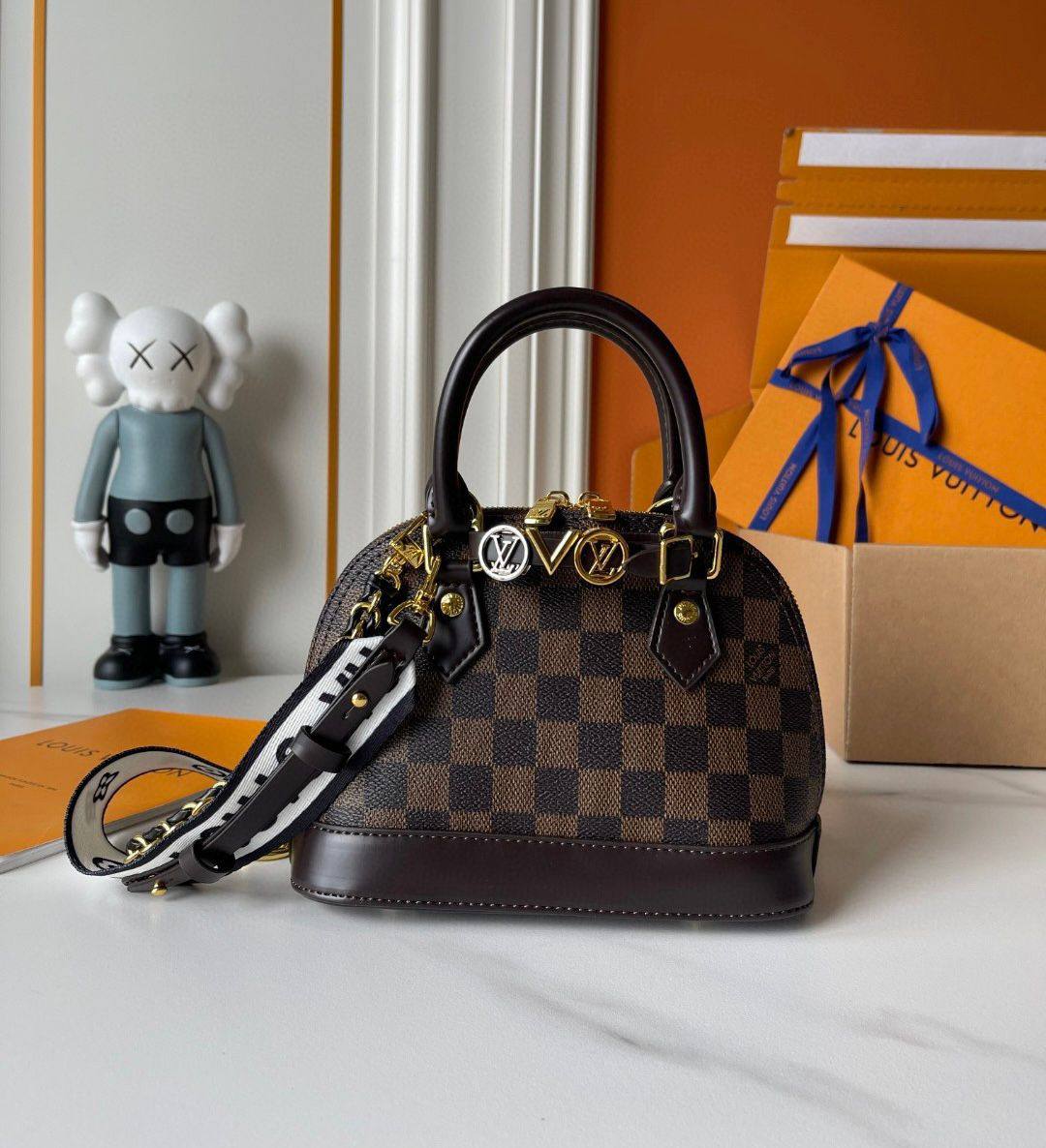LV L001
 COPY ONE NEW CAME 

WITH BOX 🎁🎁🎁

245 dhs✅

Zain39
♥️♥️♥️