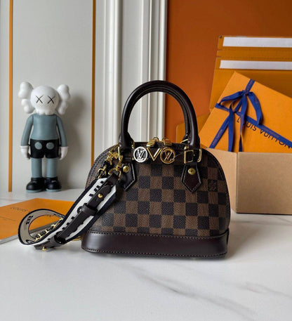 LV L001
 COPY ONE NEW CAME 

WITH BOX 🎁🎁🎁

245 dhs✅

Zain39
♥️♥️♥️