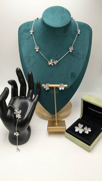 Van Cleef
Master Quality
Necklace, Earrings , Bracelet & F. Ring
310 dhs🇦🇪 with Normal Box 🎁
330 dhs🇦🇪  with Good Box 🎁
380 dhs🇦🇪  with Master Box 🎁

Zain210
♥️♥️♥️