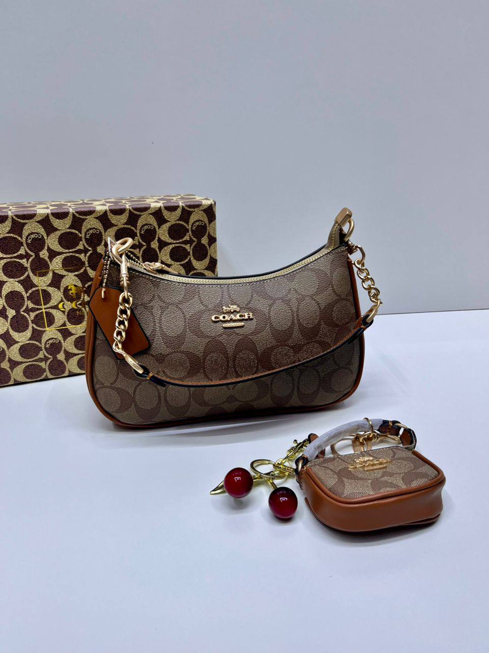 Coach
110 dhs✅
with box
🎁🎁🎁
size 25×7×15cm
with small bag and cherry

Zain42
♥️♥️♥️