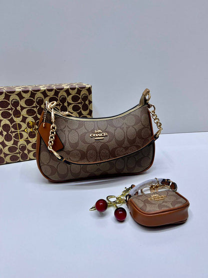 Coach
110 dhs✅
with box
🎁🎁🎁
size 25×7×15cm
with small bag and cherry

Zain42
♥️♥️♥️