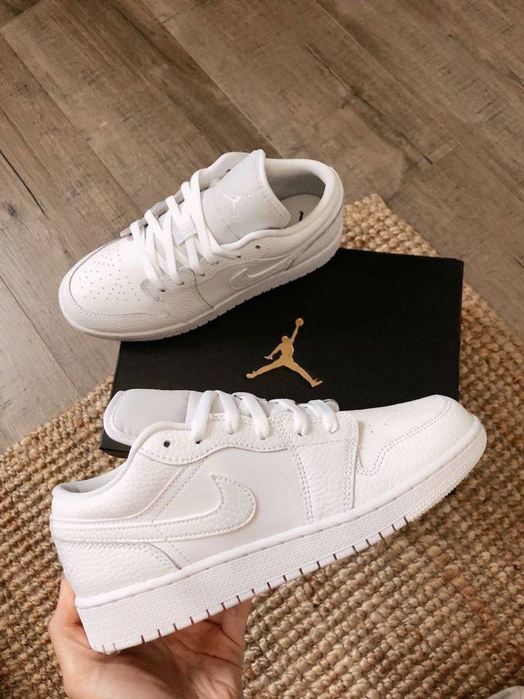 Jordan 1 Low 
36-46 Sizes 
140 dhs🪙🪙

Zain232
♥️♥️♥️