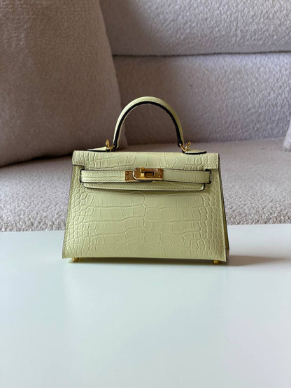 Hermes kelly croc 19cm💕master quality😍with box❤️
520 dhs💓

Zain52
♥️♥️♥️