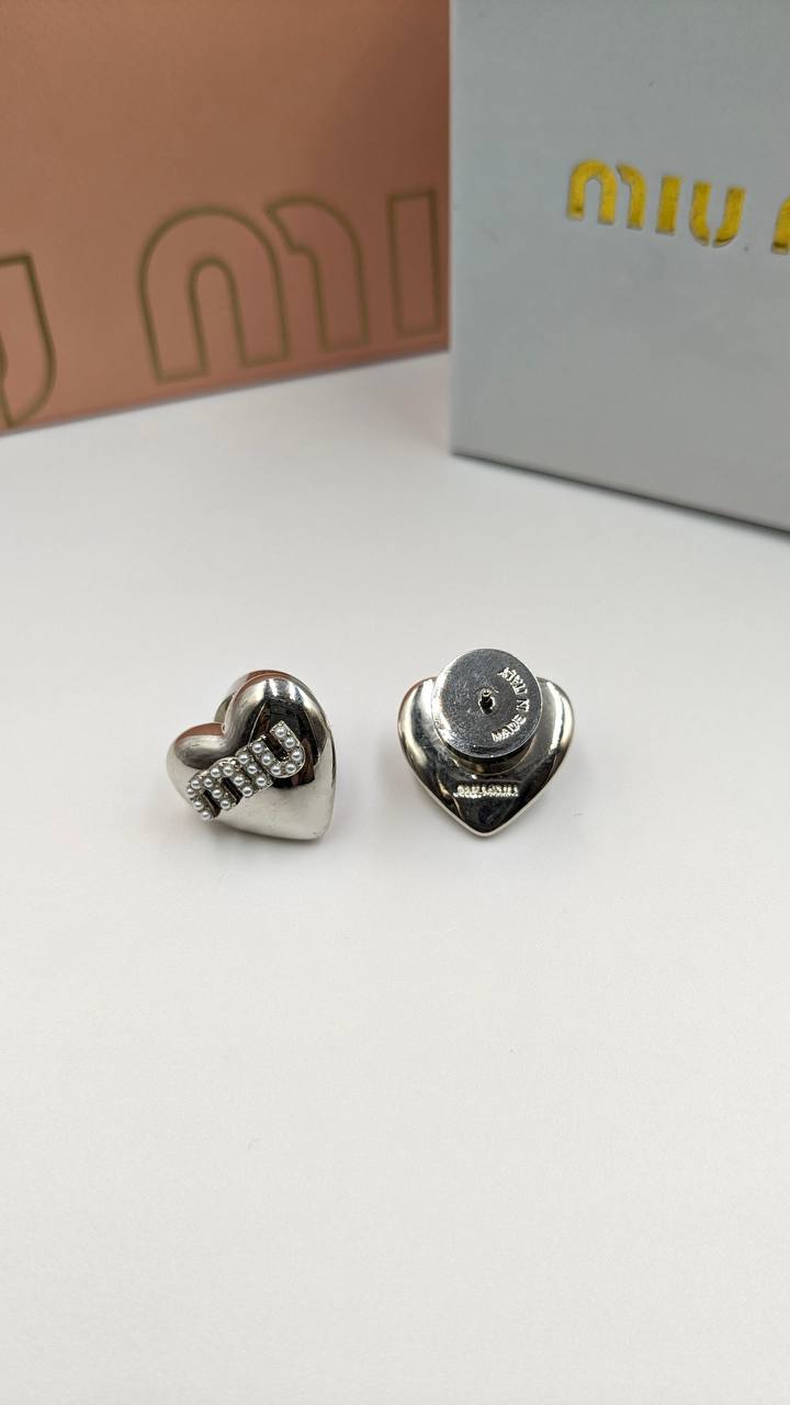 Miu Miu
*Master Quality* 
*Earrings*

75 dhs🪙💚with Normal Box 🎁🎁🎁

Zain210
♥️♥️♥️