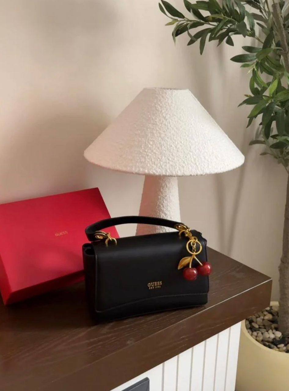 Guess
95 dhs❤️
SIZE：24cm
good quality  

with box
🎁🎁🎁

Zain35
♥️♥️♥️