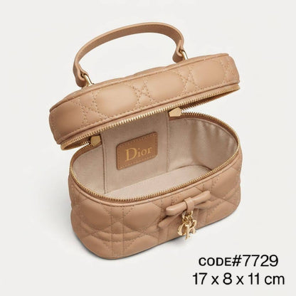 Dior
ᴠᴀɴɪᴛʏ ᴄᴀsᴇ ᴛᴏᴘ ʜᴀɴᴅʟᴇ
ʙᴏᴡ ᴅᴇsɪɢɴ ɪɴ ᴄʜᴀʀᴍs ʟᴏɢᴏ
ᴄᴀɴɴᴀɢᴇ ʟᴀᴍʙsᴋɪɴ ʟᴇᴀᴛʜᴇʀ
ɢᴏʟᴅ ʜᴀʀᴅᴡᴀʀᴇ
ᴡɪᴛʜ ʟᴏɴɢ ʙᴇʟᴛ sᴛʀᴀᴘ
sɪᴢᴇ : 17 cm
ᴡɪᴛʜ BOX

80 dhs✅

Zain31
♥️♥️♥️