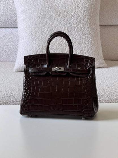Hermes

birkin croc 25cm💥
Master quality ✅
with box📦

780 dhs❣️

Zain52
♥️♥️♥️