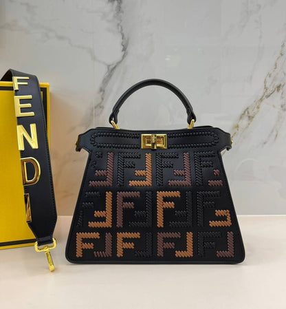 FENDI 
COPY ONE 
WITH BOX 
210 dhs✅

Zain39
♥️♥️♥️