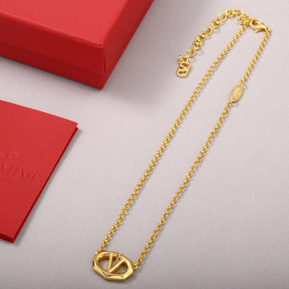 Valentino SET
NECKLACE Bracelet Earrings 
120 dhs🪙💚 
With Same Box And Paper Bag
🎁🎁🎁

Zain89
♥️♥️♥️