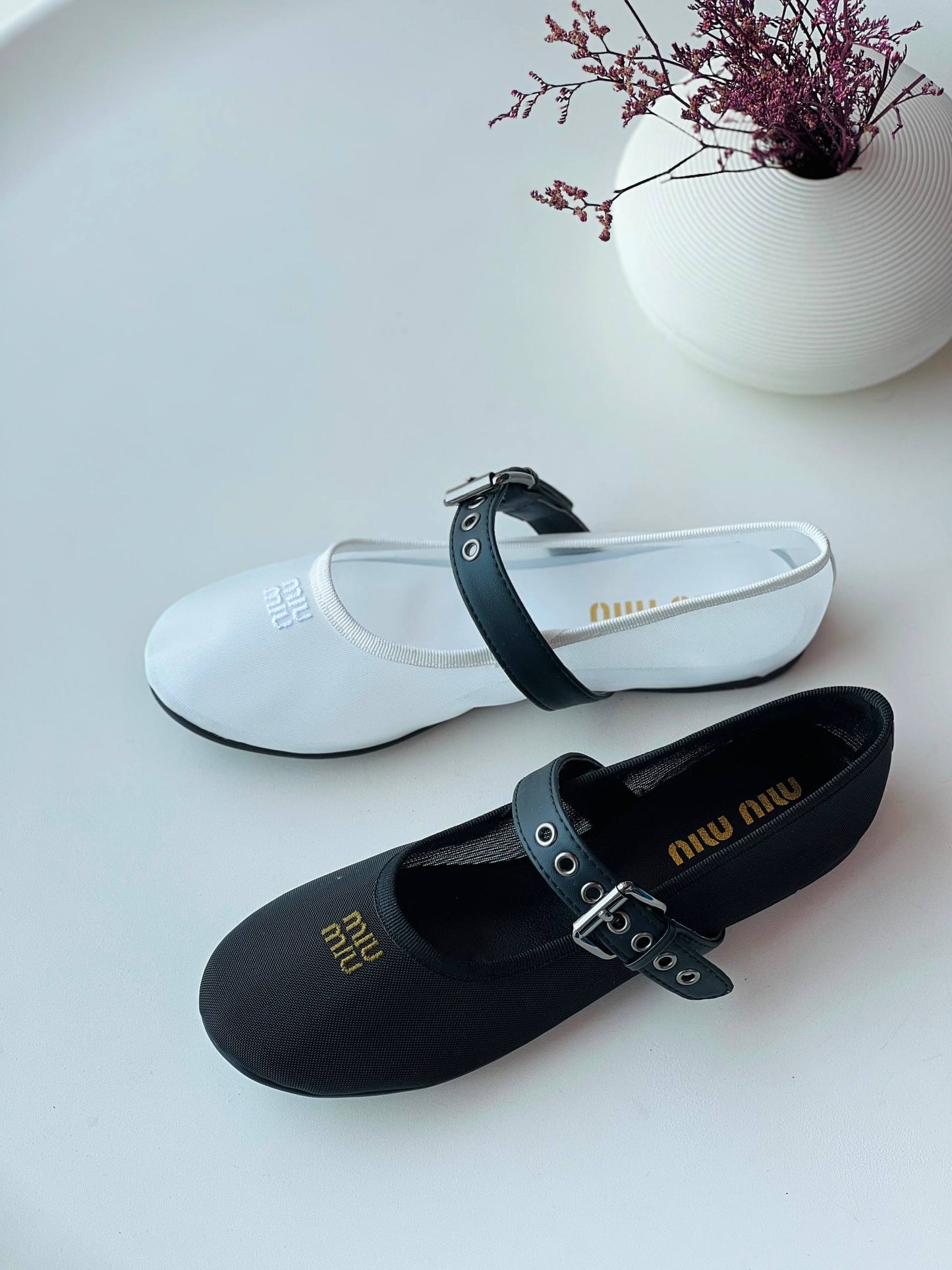 Miu miu
Size 36-41
_Super master high quality_🪡
450 dhs✅

Zain176
♥️♥️♥️
