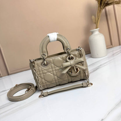 Dior 
Master🎁🎁
310 dhs✅
#17cm🥰🥰

Zain228
♥️♥️♥️
