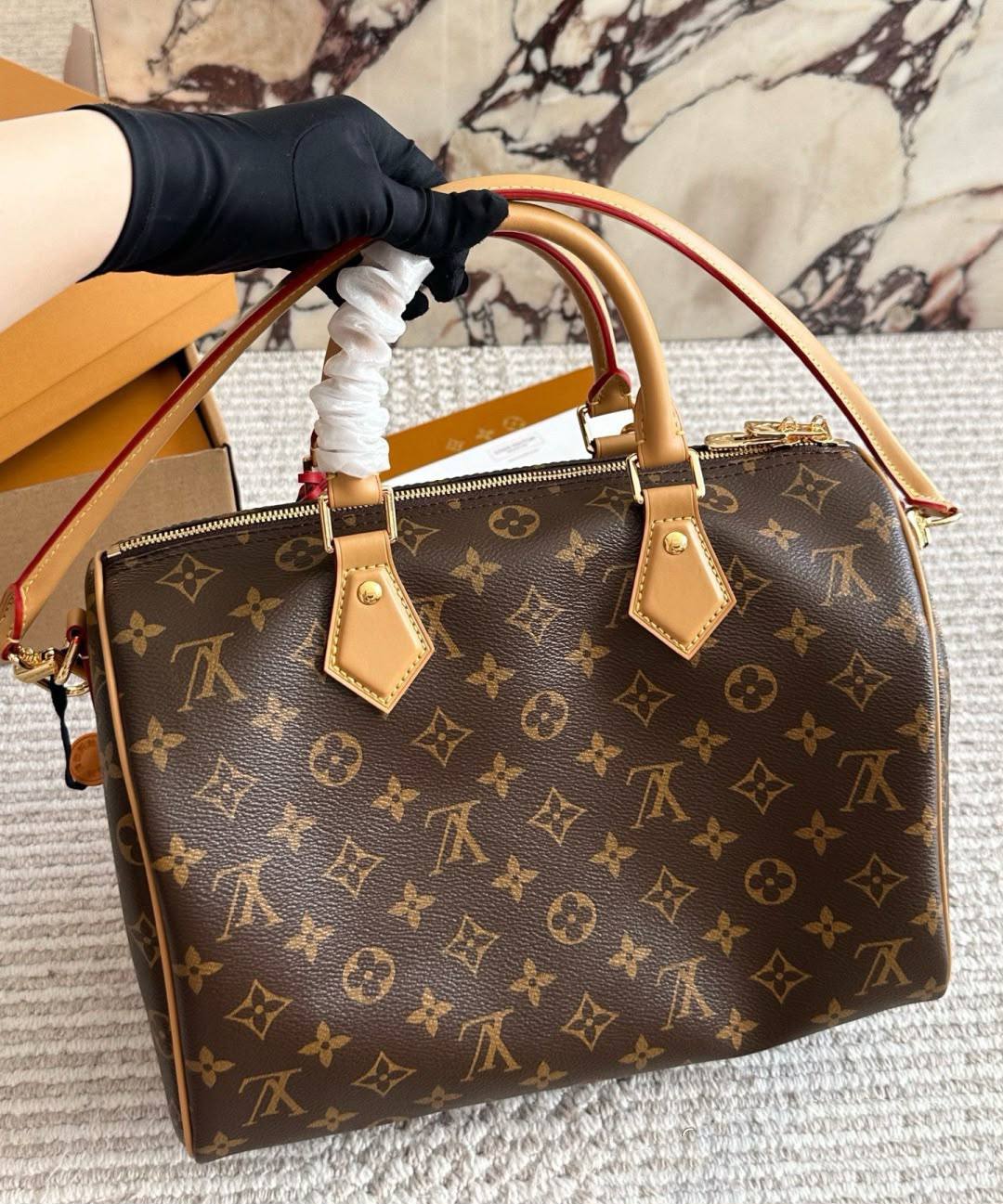 LV
 MASTER QUALITY
 WITH BOX  
260 dhs✅

Zain295
♥️♥️♥️