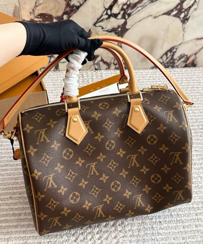 LV
 MASTER QUALITY
 WITH BOX  
260 dhs✅

Zain295
♥️♥️♥️