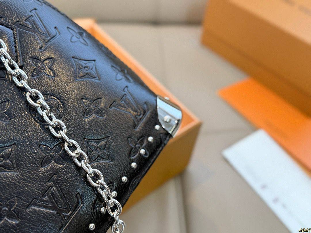 LV L001

 COPY ONE 
NEW CAME 

WITH BOX
🎁🎁🎁

180 dhs✅

Zain39
♥️♥️♥️