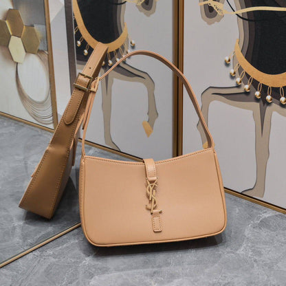 YSL
with box
🎁🎁🎁

Size:25cm 
95 dhs✅

Zain114
♥️♥️♥️