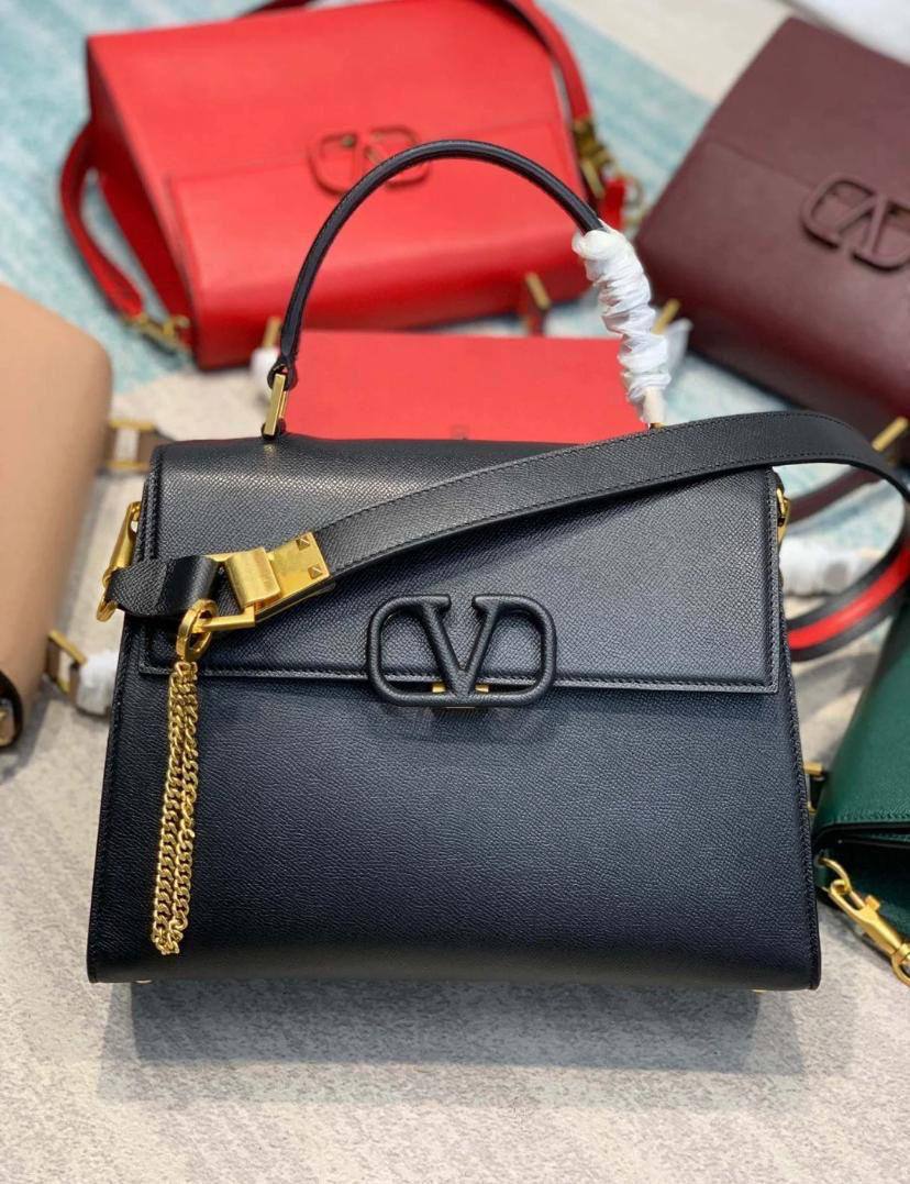 VALENTINO 
100 dhs🪙🌨️

with box
🎁🎁🎁

Zain90
♥️♥️♥️