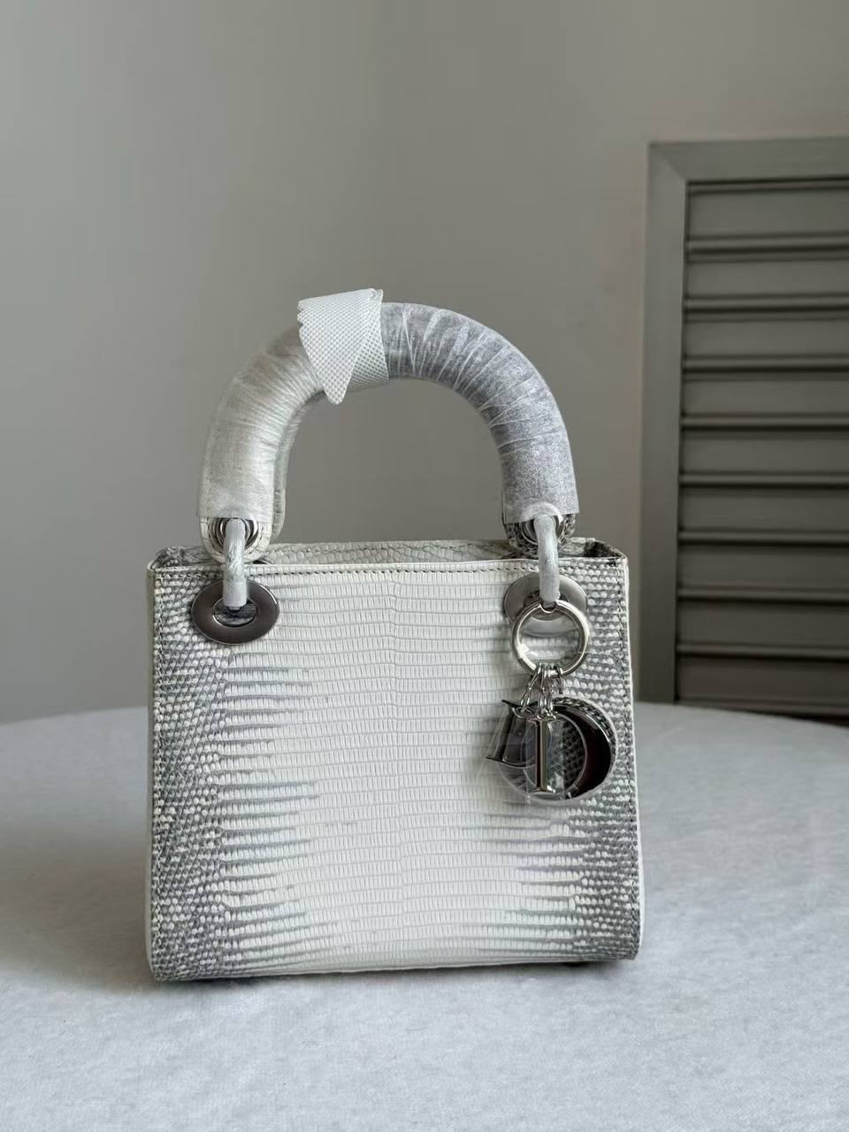 Pre order ❤️
Dior Mini Lady Ombre Lizard Bag featuring a distinct white and gray color gradient❤️❤️
For Price 👇 WhatsApp✅
0568585901 
0507557372
0552275751 Owner Zain 👌

Zain71
♥️♥️♥️